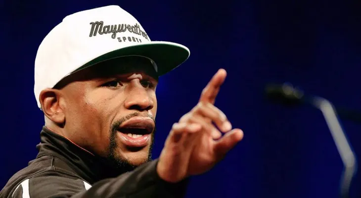 Floyd Mayweather increpó a un juez de un concurso de niñas animadoras por no haber elegido a su hija