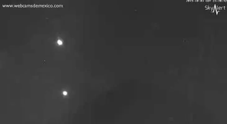 Extrañas luces cerca de volcán han causado sensación (VIDEO)