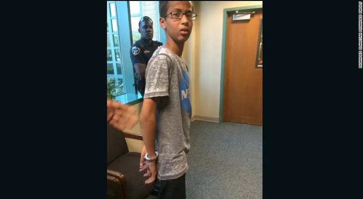 Joven musulmán crea un reloj, lo muestra a sus maestros en Texas y termina arrestado