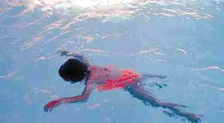Una niña de 1 año muere ahogada en una piscina y uno de 3 años al caerle un saco de arroz