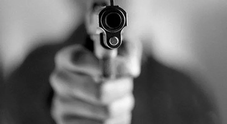Matan a dos hombres en la marquesina de una vivienda en Los Mina