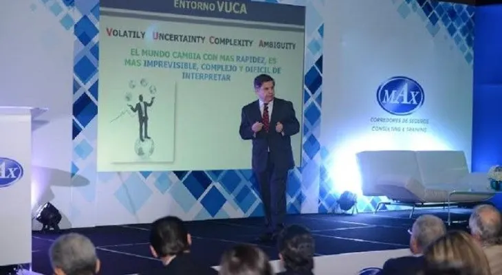 Experto refiere retos de empresas frente al cambio