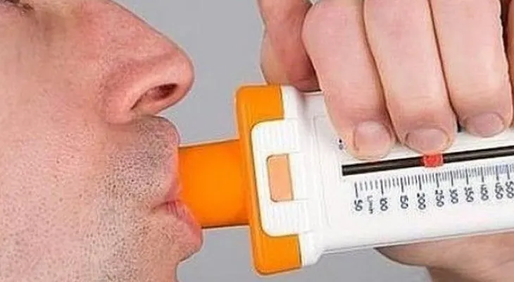 Un test detecta las huellas que deja el cáncer de estómago en el aliento