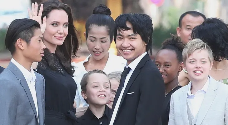 Angelina Jolie reapareció en público con sus seis hijos para presentar su nueva película