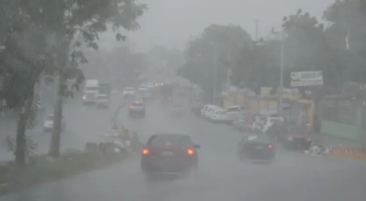 COE eleva a 13 provincias en alerta por onda tropical