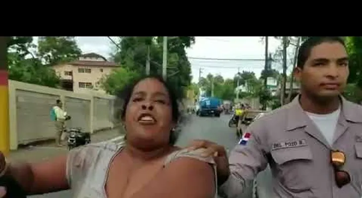  "Ese policía me metió la mano en la te.."