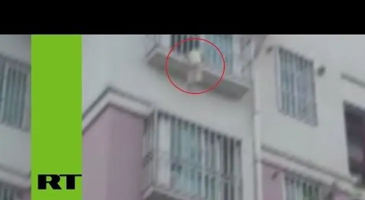 Espectacular: Un anciano salva niño colgado en un sexto piso (VIDEO)
