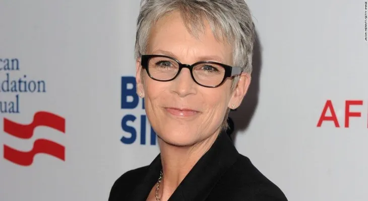 Jamie Lee Curtis recrea la famosa escena de su madre del grito en la ducha en la cinta 'Psycho'