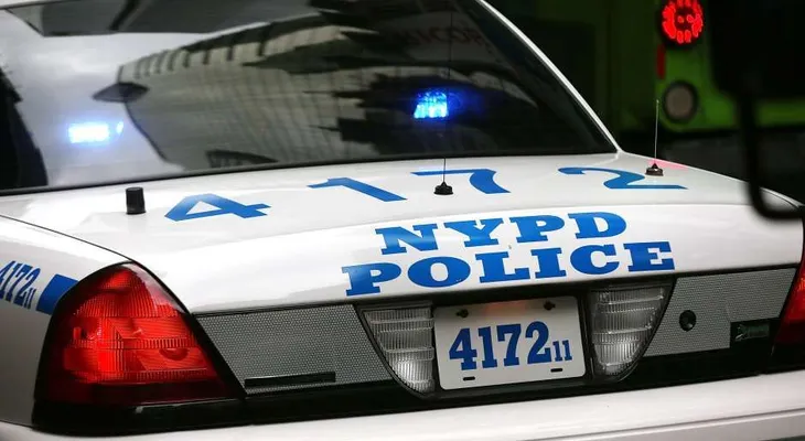 Policía se dispara a sí mismo en confuso incidente en El Bronx