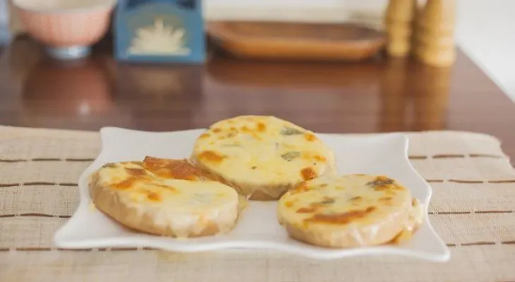 Simple entrada de calabacin, mozzarella y albahaca