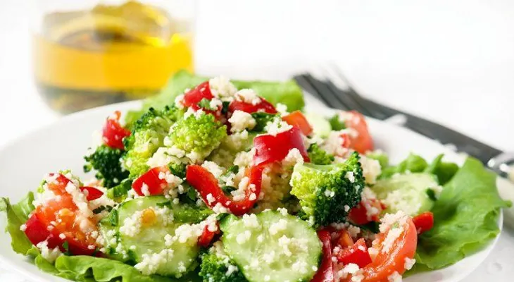 7 pasos para hacer la ensalada perfecta para quemar grasa corporal
