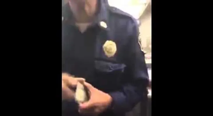 "No soy su gato": Polémica por discusión entre policía y usuario del metro que le pide ayuda