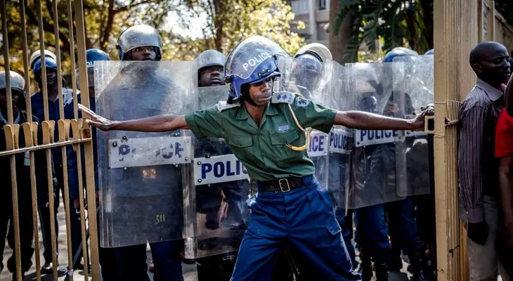 Zimbabwe despliega al Ejército y la Policía dispara gases lacrimógenos para dispersar a partidarios oposición