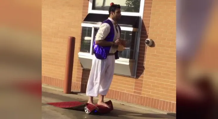 ¿El mejor disfraz de Halloween? Hombre se viste de Aladín y usa hoverboard como alfombra mágica