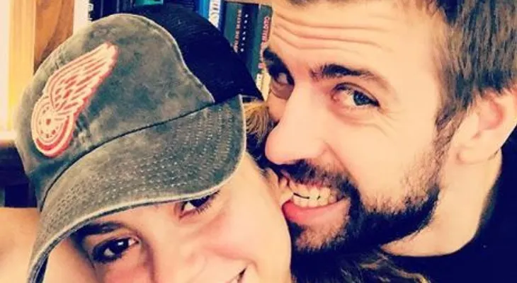Gerard Piqué le "?come" la oreja a Shakira