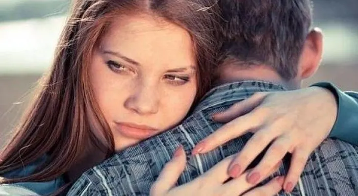 Abrazos disminuyen efectos negativos del estrés