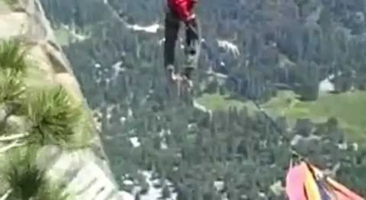 Un "loco" alemán camina sobre las cataratas de Yosemite