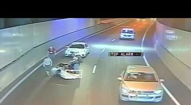 Un motorista casi muere tras ser golpeado por colchón "volador"