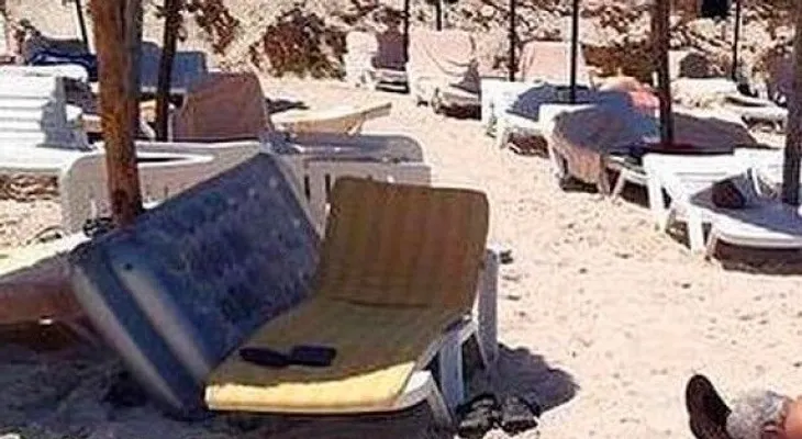 27 personas mueren por un tiroteo de dos hombres en una playa