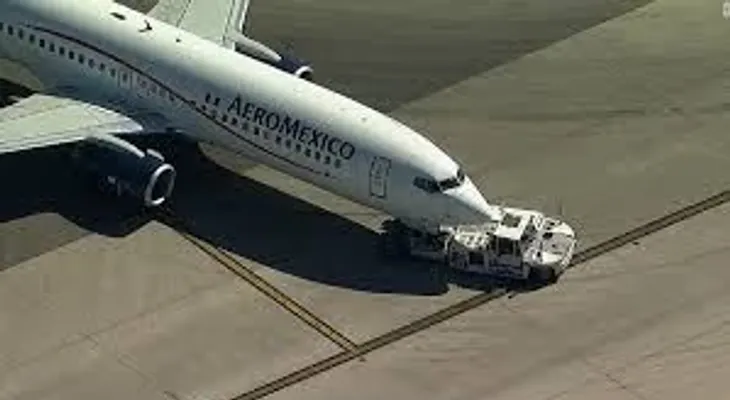 Avión de Aeroméxico colisiona con camión en aeropuerto de Los Ángeles