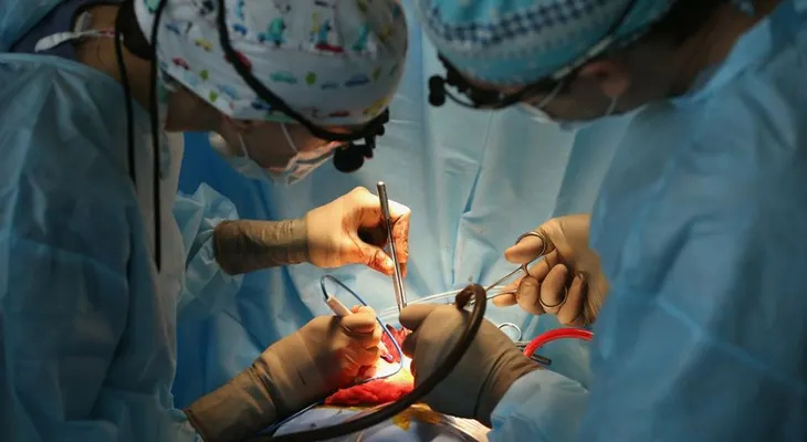 Extirpan 55 libras de masa genital y 4 litros de líquidos a un hombre, en cirugía de pene y escroto