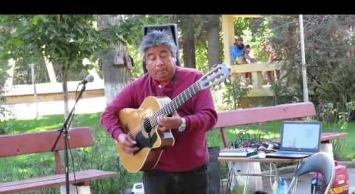 Este músico toca la guitarra de manera impresionante