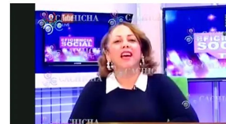 Y cuál sería el funcionario que le tomaron una foto como Dios lo trajo al mundo con una "chapiadora" 