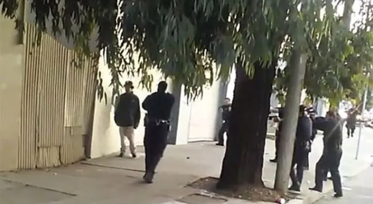 10 policías de EE.UU. acribillan a balazos a un hombre negro armado con un cuchillo (VIDEO)