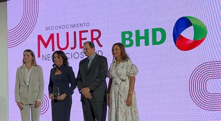 Kalys Bautista, CEO de Kaba Consulting, recibe galardón Mujer Negocios BHD