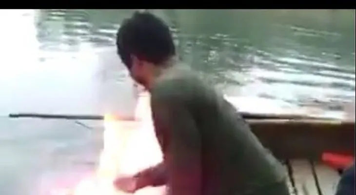 Este joven prende fuego en el agua (VIDEO)