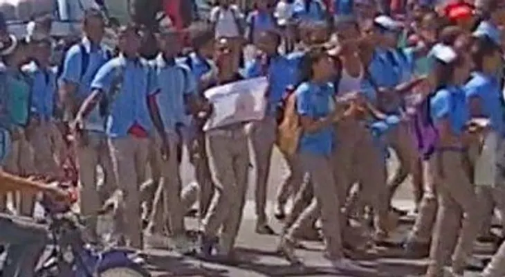Marchan contra baja calidad de almuerzo en escuela de Montecristi 