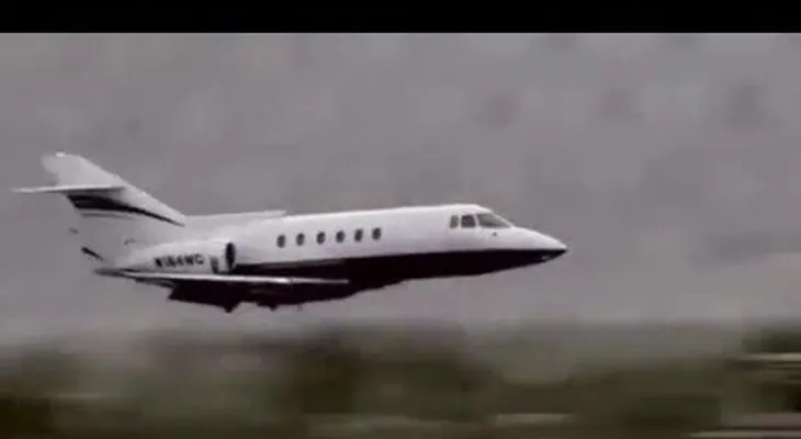 Un avión toma tierra sin tren de aterrizaje (VIDE0)