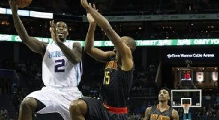 Walker anota 23 puntos y Hornets aplastan a Hawks