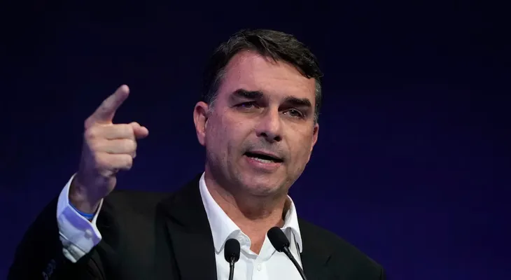 Flávio Bolsonaro dice que Lula será "expulsado de la Presidencia" el domingo tras cancelarse debate de TV Globo
