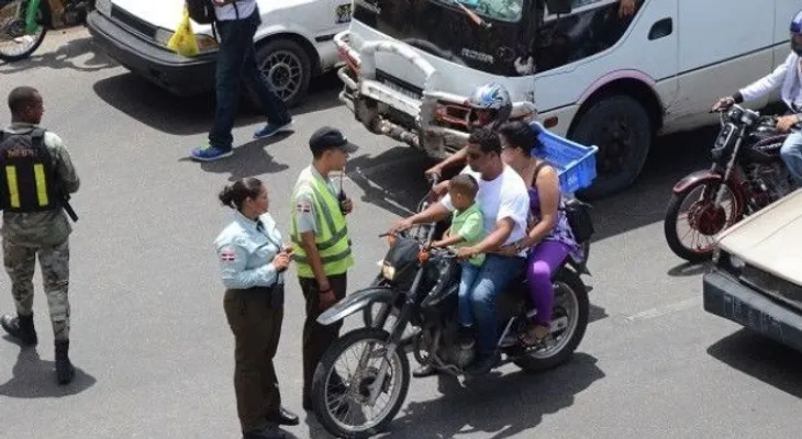 Detendrán rmotoristas con más de un pasajero y sin cascos protectores
