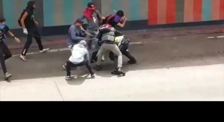Un video brutal en Venuezuela muestra a manifestantes atacando con palos y piedras a policías