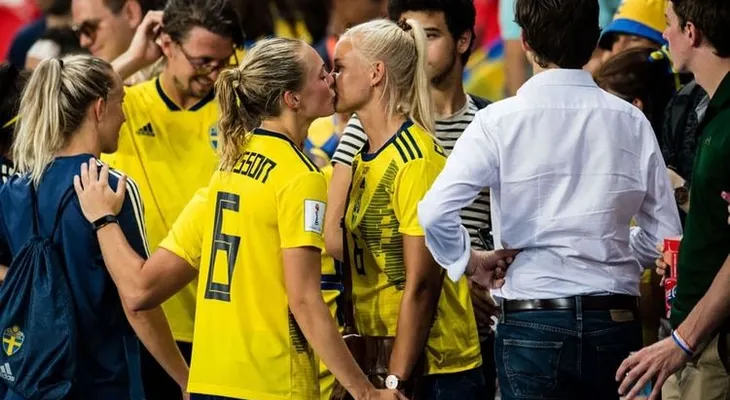 La historia del beso entre dos jugadoras en el Mundial de Francia que se volvió viral
