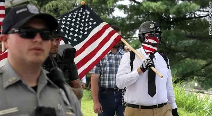 La manifestación de los nacionalistas blancos palideció frente a las contraprotestas en Washington