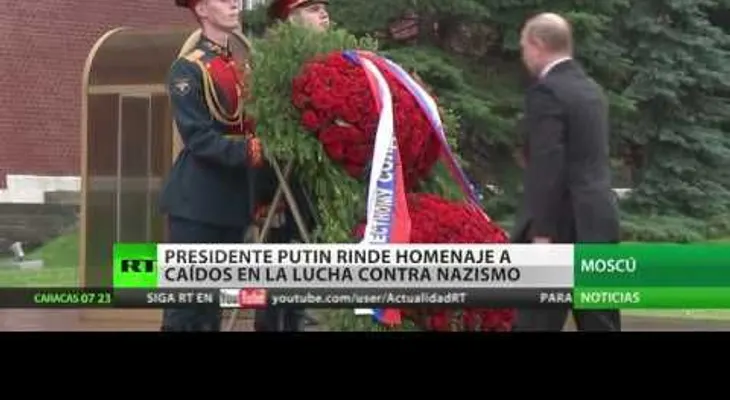 Una lluvia torrencial no impide a Putin homenajear a los caídos en la lucha contra el nazismo