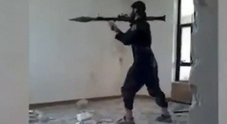 Un terrorista del EI se explota mientras dispara un lanzacohetes (Brutal VIDEO)