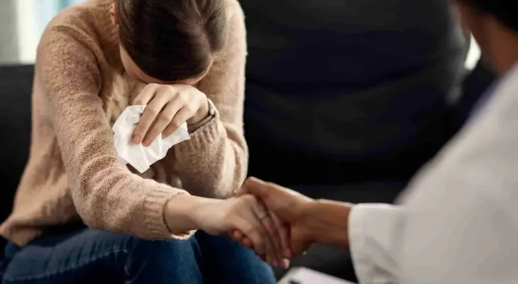 Psicóloga destaca que escuchar sin juzgar es clave en la prevención del suicidio