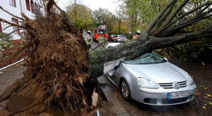 Al menos un muerto y caos ferroviario en noreste Alemania  por tormenta "Herwart"