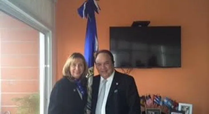Castillo Semán se reúne con embajadora OEA en RD, a quien entrega una carta
