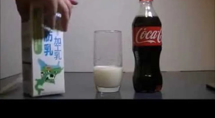 Nunca mezcles leche con Coca Cola ¡Mira lo que pasa!