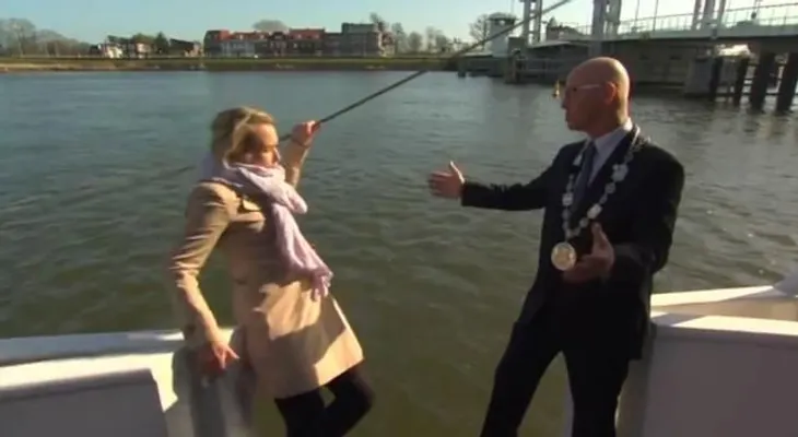 Se cae al agua en plena entrevista (Video)