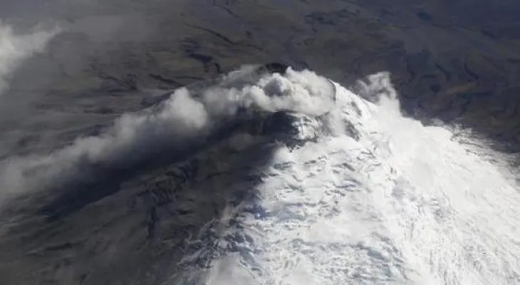 Volcán Cotopaxi emana nuevas columnas de ceniza 