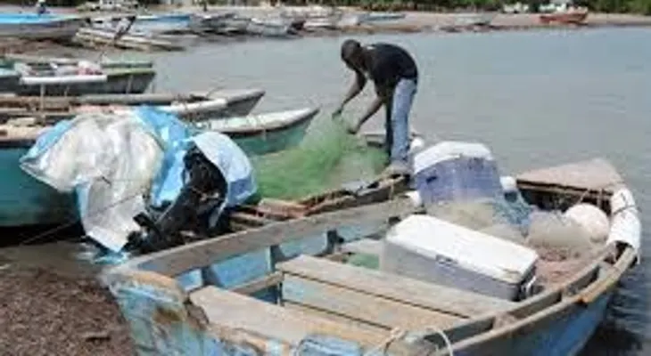 Barcos con desechos tóxicos acaban pesca en playa Caracoles