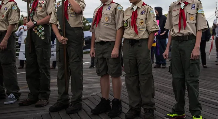 Los Boy Scouts cambian de nombre a medida que las niñas se unen