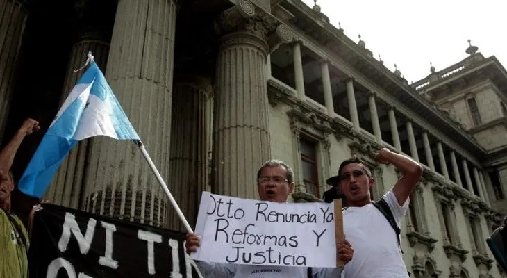 Miles de guatemaltecos deciden no reconocer a Pérez Molina como presidente 