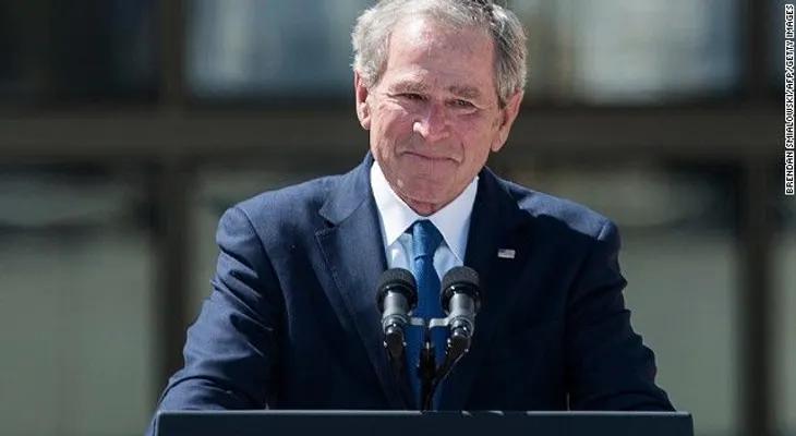 Avión en el que viajaba George W. Bush aterriza de emergencia